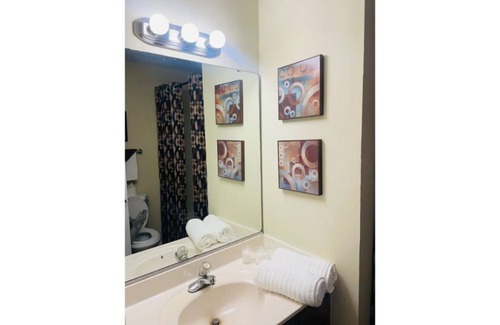 Greensboro House | Lovely 1 bedroom unit w/indoor Fireplace - GSO
