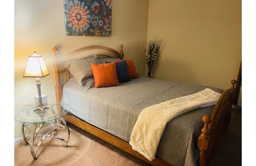 Greensboro House | Lovely 1 bedroom unit w/indoor Fireplace - GSO