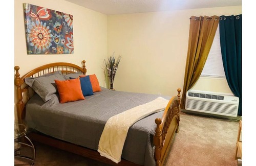 Greensboro House | Lovely 1 bedroom unit w/indoor Fireplace - GSO