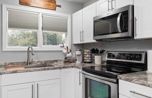 North Star Apartment | Lovely 1 bedroom unit, centrally-located [3]