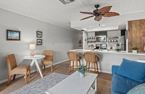 Captains Cove Condo | Lovely 1-Bedroom Vacation Home with Pool & Dock