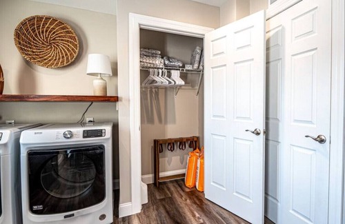 Loyalton Apartment | Lovely 1 bedroom with Free Parking, River Views