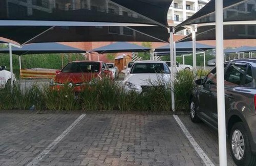 Greater Johannesburg Metropolitan Area Apartment | Lovely 1-bedroom with modern finishes