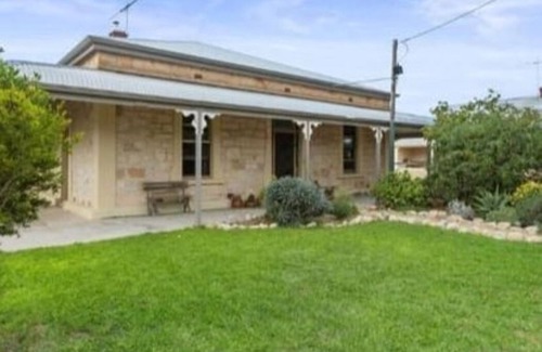 Moorowie House | Lovely 100yr old cottage 5 mins from famous Flaherty Beach, Pet friendly