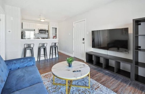 Vickery Meadow Apartment | Lovely 1BR Apt Fully Equipped Kitchen