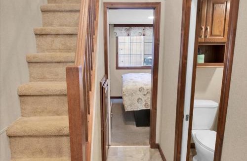 Gatlinburg - Pigeon Forge Ski Chalet | Lovely 1BR Cottage with Loft
