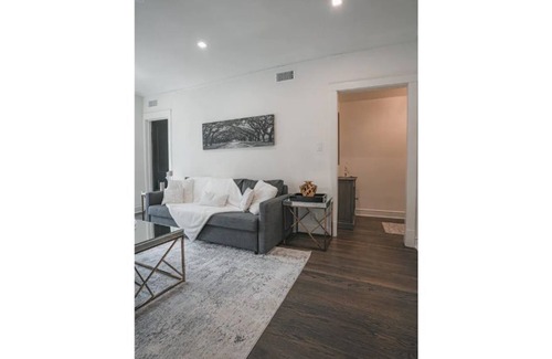 Irving Park Apartment | Lovely 2 BDR, 3 min walk to train for Downtown/ORD