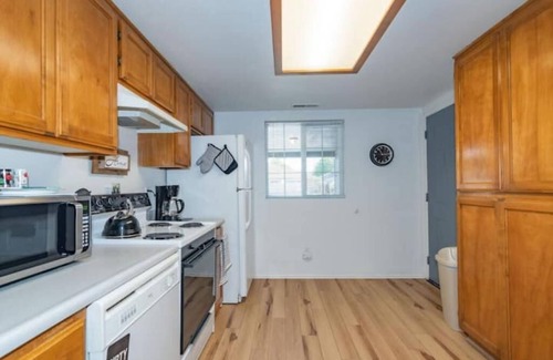 Medford House | Lovely 2 bdrm, 2 bath, backyard, garage & parking