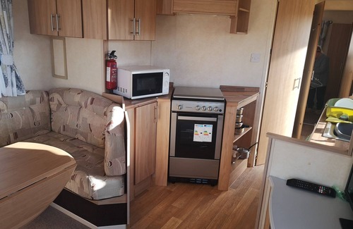 Walton on the Naze Apartment | Lovely 2-Bed caravan in Walton on the Naze
