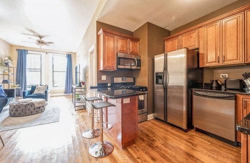 Lower West Side Apartment | Lovely 2 Bed. 3 Miles from DT w/Free Parking