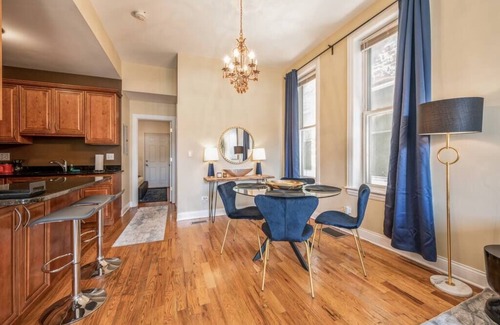 Lower West Side Apartment | Lovely 2 Bed. 3 Miles from DT w/Free Parking