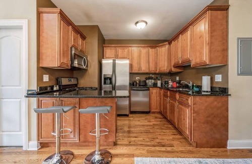 Lower West Side Apartment | Lovely 2 Bed. 3 Miles from DT w/Free Parking