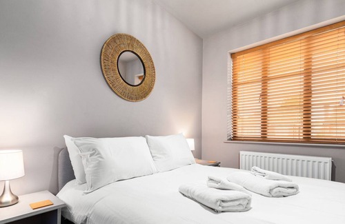 Mapesbury House | Lovely 2-bed apartment - hosted by GuestReady