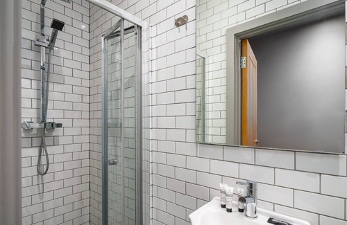 Mapesbury House | Lovely 2-bed apartment - hosted by GuestReady