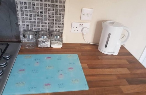 Kneesall Ski Chalet | Lovely 2-Bed Chalet at Robinhood Retreat Free park