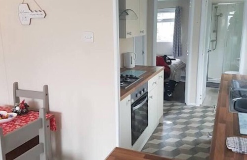 Kneesall Ski Chalet | Lovely 2-Bed Chalet at Robinhood Retreat Free park