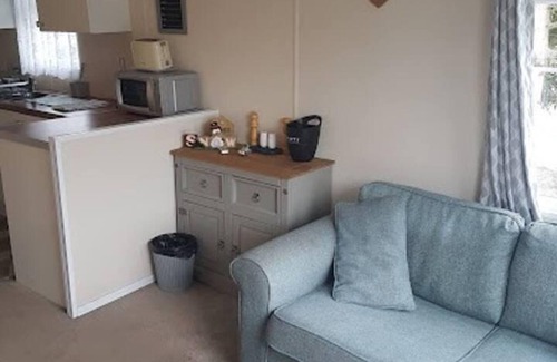 Kneesall Ski Chalet | Lovely 2-bed Chalet at Robinhood Retreat Free Park