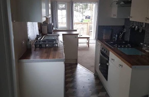 Kneesall Ski Chalet | Lovely 2-bed Chalet at Robinhood Retreat Free Park