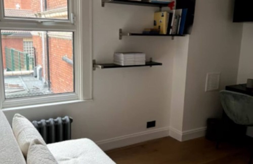 Kensal Green Apartment | Lovely 2 bed flat with Private Garden