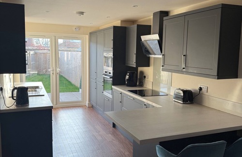 Lincoln House | Lovely 2 bed house in Lincoln, 12 minute walk from the famous Bailgate. Sleeps 4