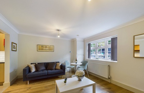 Redhill House | Lovely 2-bed Redhill town centre apartment