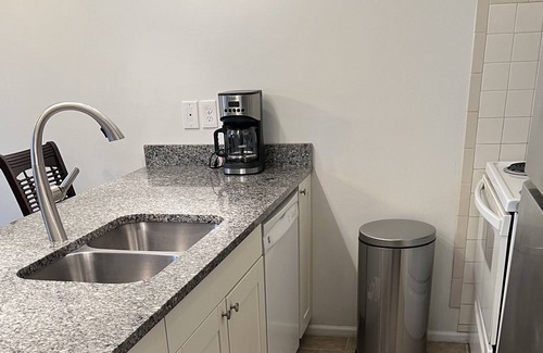 Macomb Condo | Lovely 2 bedroom condo in great location with free parking