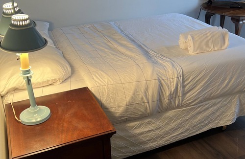 Macomb Condo | Lovely 2 bedroom condo in great location with free parking