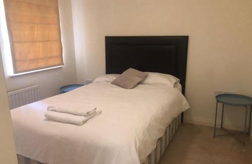 Basingstoke Apartment | Lovely 2 bedroom 2 baths flat with free parking