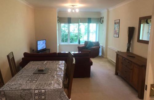 Basingstoke Apartment | Lovely 2 bedroom 2 baths flat with free parking