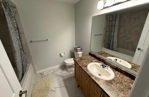 Ottawa Division House | Lovely 2 bedroom 2 bath