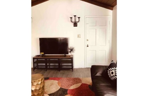 Upper Telegraph Apartment | Lovely 2 bedroom apartment… home away from home 🏠