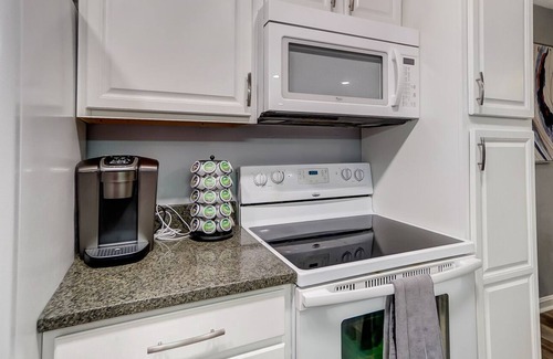 Hyde Park Condo | Lovely 2-Bedroom Condo - Walkable - Pool