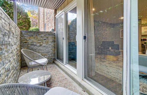Hyde Park Condo | Lovely 2-Bedroom Condo - Walkable - Pool