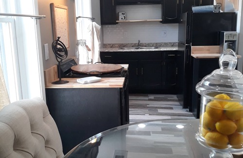 Dandridge House | Lovely 2 BEDROOM Historic loft close to Gatlinburg, Seiverville & Pigeon Forge