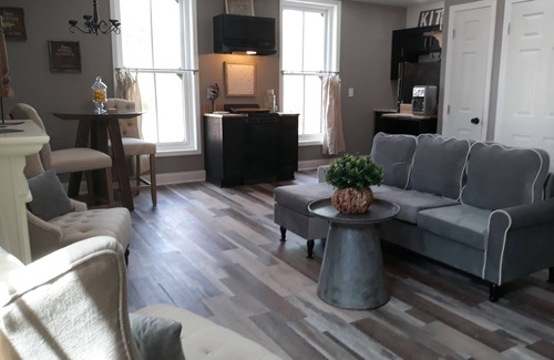 Dandridge House | Lovely 2 BEDROOM Historic loft close to Gatlinburg, Seiverville & Pigeon Forge