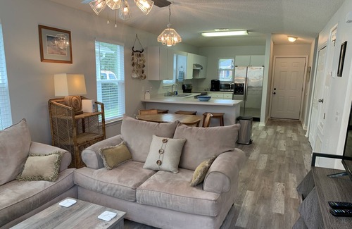 Gulf Breeze House | Lovely 2 bedroom on lake between 2 beaches!