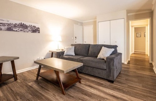 Country Club Plaza Area Apartment | Lovely 2 Bedroom on the Plaza