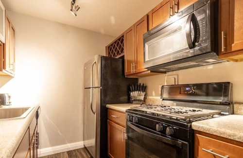 Country Club Plaza Area Apartment | Lovely 2 Bedroom on the Plaza