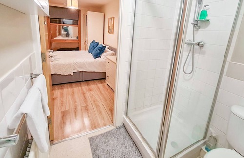 Colyers Apartment | Lovely 2-bedroom Penthouse Apt Free Parking