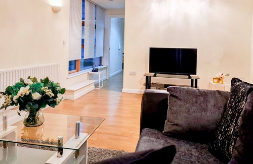 Colyers Apartment | Lovely 2-bedroom Penthouse Apt Free Parking