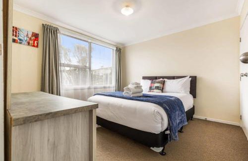 Mount Eden Apartment | Lovely 2-Bedroom Rental with Parking Zodiak Stays