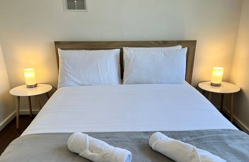 Toorak Apartment | Lovely 2 Bedroom Unit with HotTub,FreeWiFi Netflix