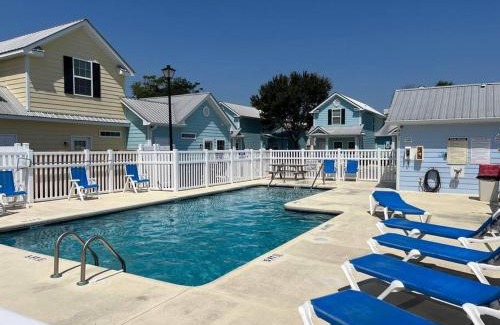 Myrtle Beach House | Lovely 2-level 2-br cottage, 2 blocks to beach