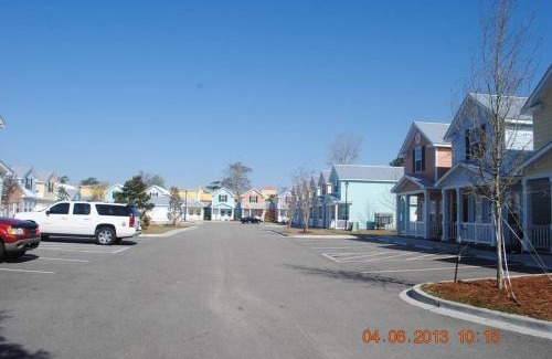 Myrtle Beach House | Lovely 2-level 2-br cottage, 2 blocks to beach