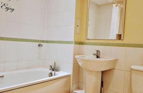 East Acton Apartment | Lovely 2bed 2bath flat in North Acton