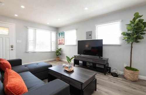 Los Angeles Apartment | Lovely 2bedroom condo with free parking on premise