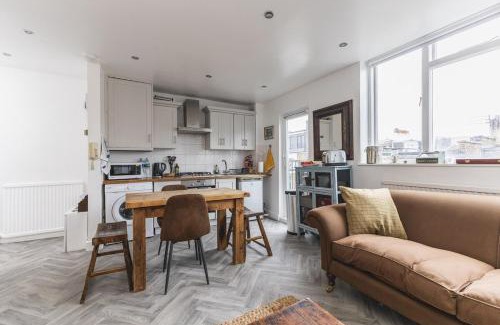 Town Apartment | Lovely 2BR Flat 5 mins to Tube, Fullham