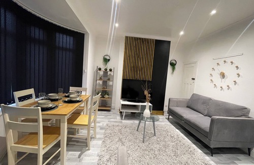 Newcastle-upon-Tyne House | Lovely 3 Bedroom house in newcastle, private drive perfect for 6 people near A1