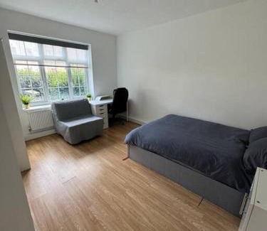 Tooting Apartment | Lovely 3-bed 20 mins to Central London