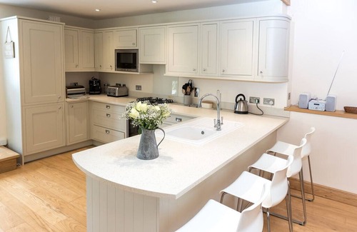 Chillington House | Lovely 3 Bed/3 Bath Converted Barn With Shared Indoor Pool, Sauna & Tennis Court